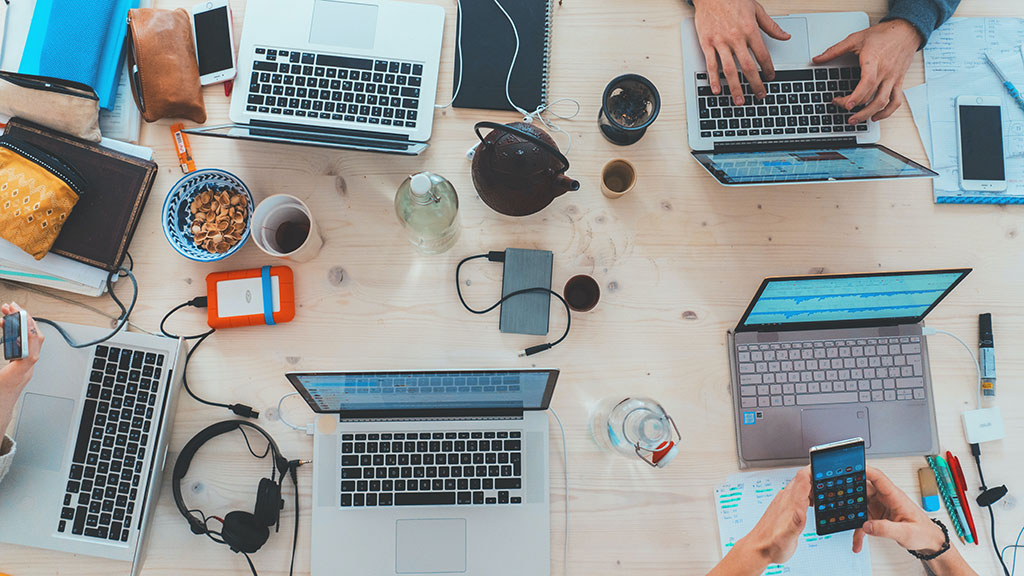 personas haciendo networking con portátiles